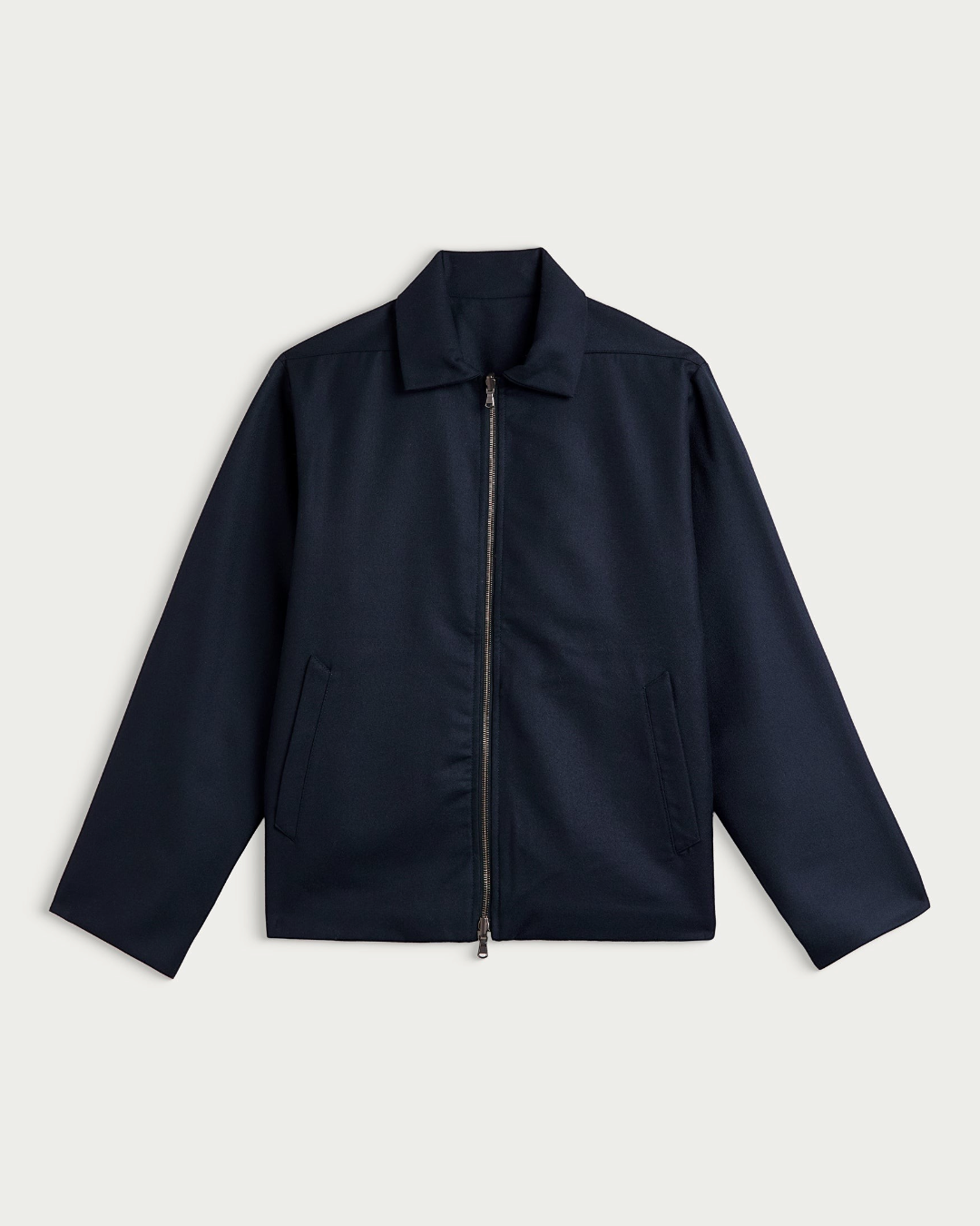 Veste courte et ample Homecore Keanu Sleek bleu marine avec col chemise et fermeture zippée, vendue par Merci Paris