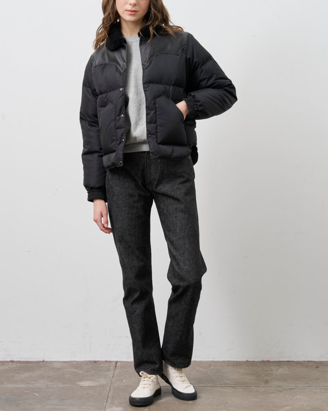 Modèle portant la veste Kourtney noire Merci Paris, doudoune en nylon avec empiècement en cuir signature