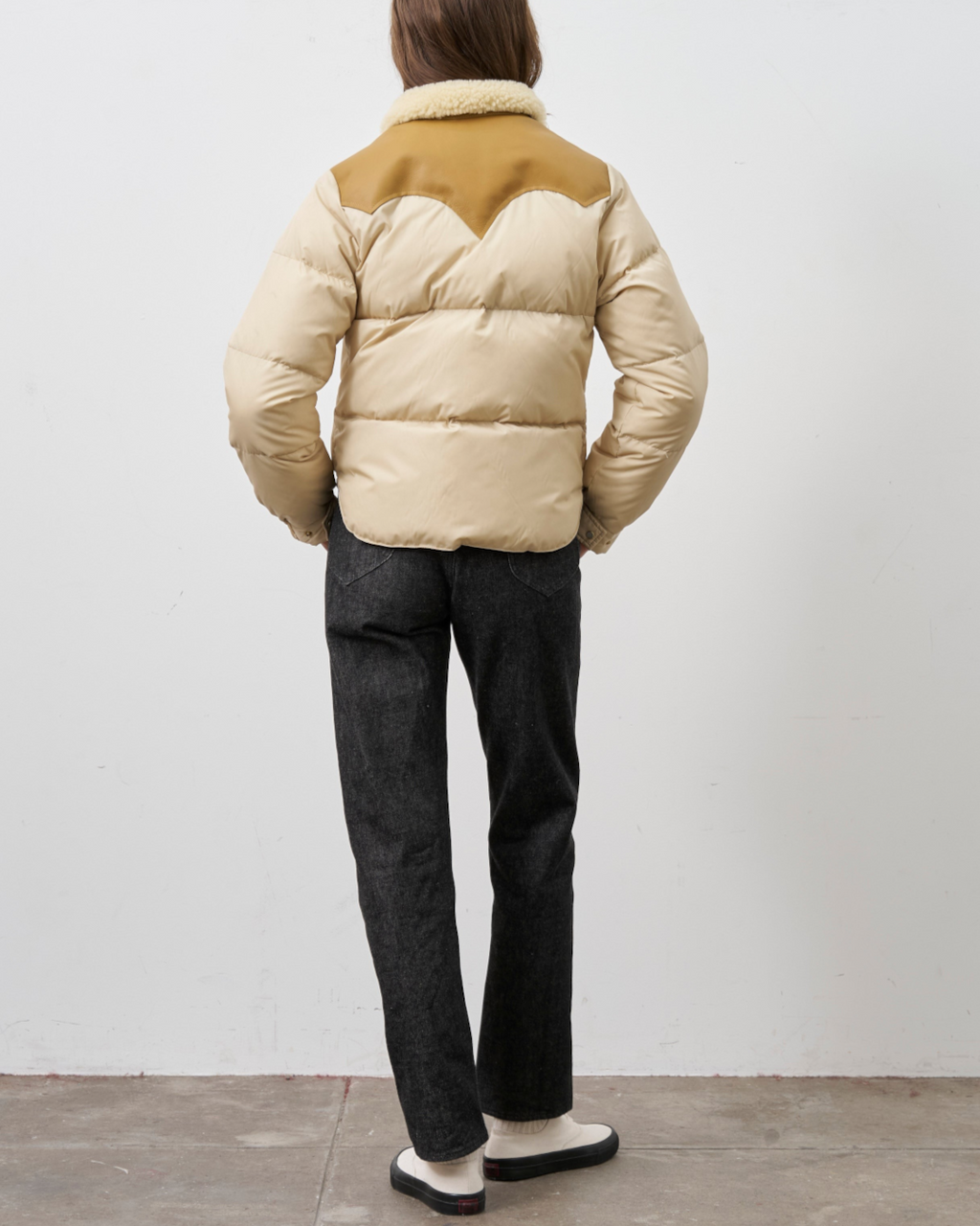 Vue arrière d'une femme portant la veste beige Rocky Mountain Kourtney avec empiècement en cuir et col en mouton