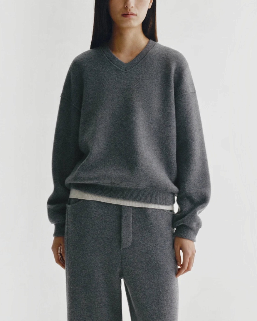 Modèle portant le pull Cyrilla en cachemire gris graphite de Merci Paris avec col V et coupe décontractée