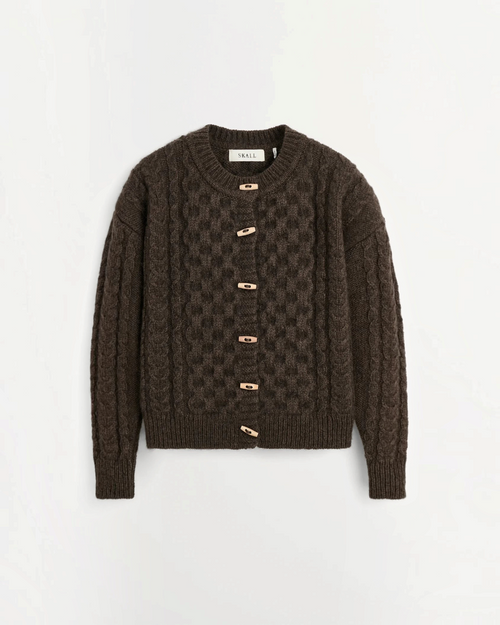 Cardigan en laine marron foncé Merci Paris avec maille torsadée, col rond et boutons en bois contrastants