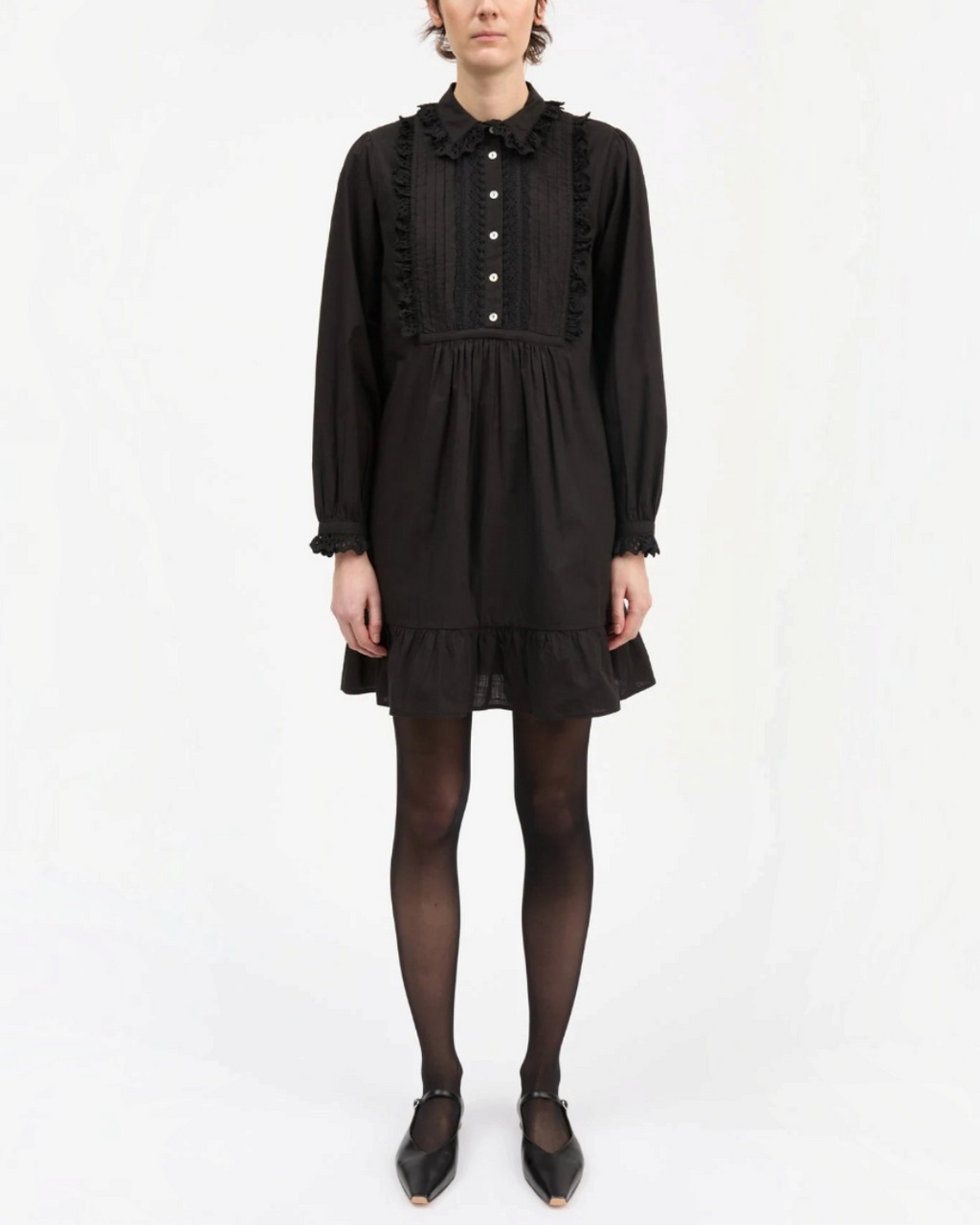 Robe courte noire Merci Paris Skall Studio en coton biologique avec col volanté et manches longues froncées