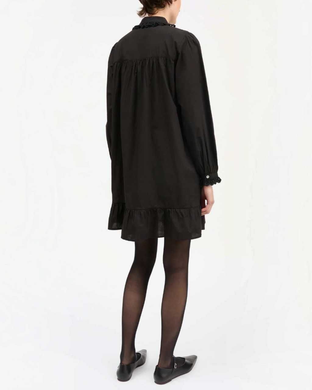 Vue arrière de la robe courte noire Lesley de Merci Paris en coton biologique avec volants et manches froncées
