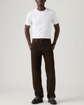 Homme portant le jean Levi's 568 Loose Straight marron en coton avec une coupe droite et ample, chez Merci Paris