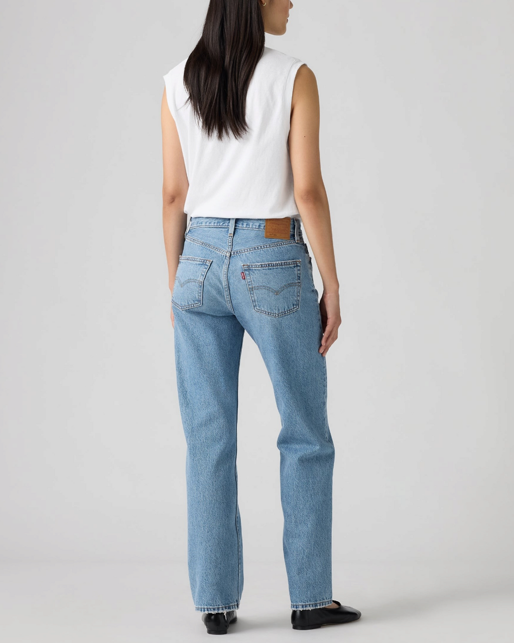 Vue arrière du jean Levi's 501 90 en denim bleu clair coupe droite chez Merci Paris porté avec un haut blanc