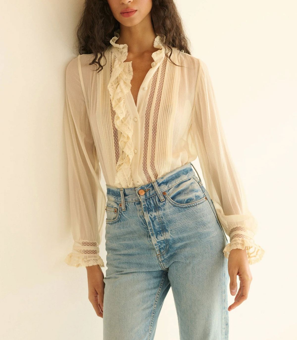 Blouse Magdeleine Merci Paris en soie écrue avec volants, dentelle et plis nervurés portée par un mannequin