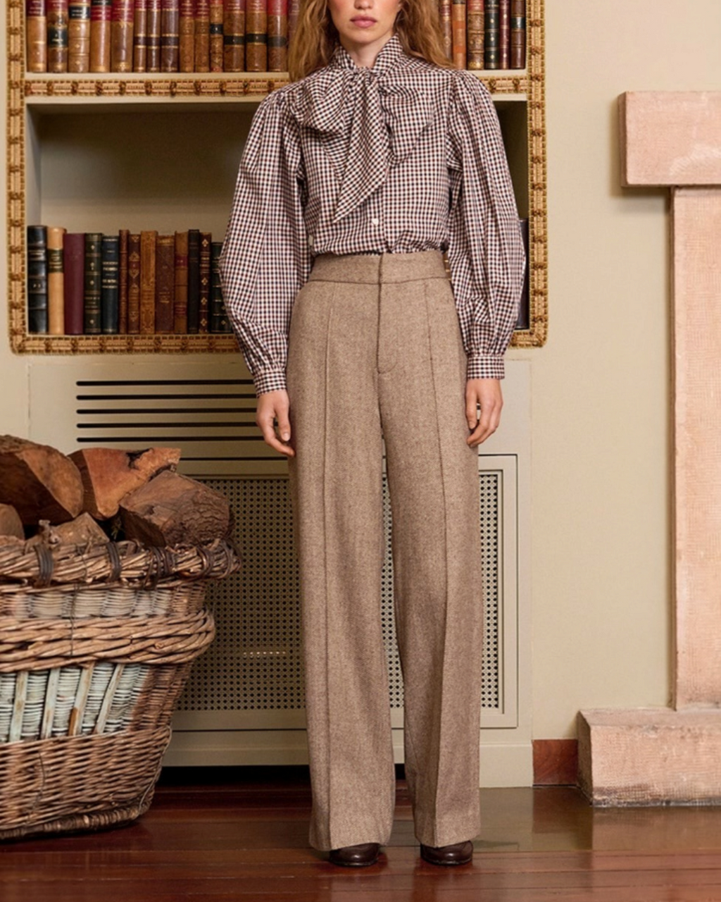 Modèle portant la chemise Fairytale à motif vichy marron et blanc avec nœud au col et manches bouffantes Merci Paris