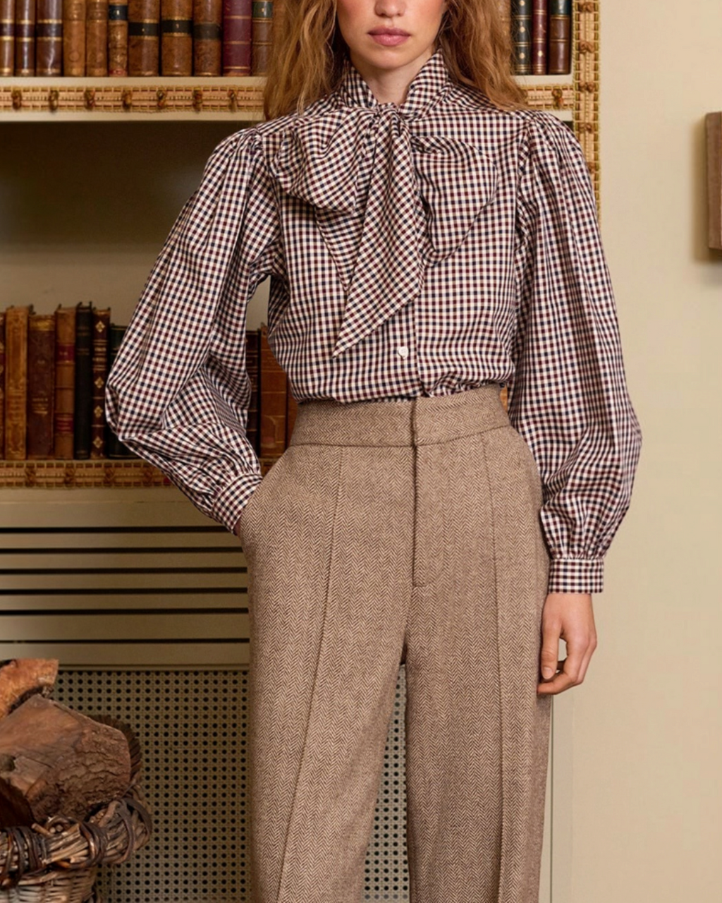 Chemise Fairytale Merci Paris à motif vichy marron et blanc avec manches bouffantes et nœud élégant à l'encolure