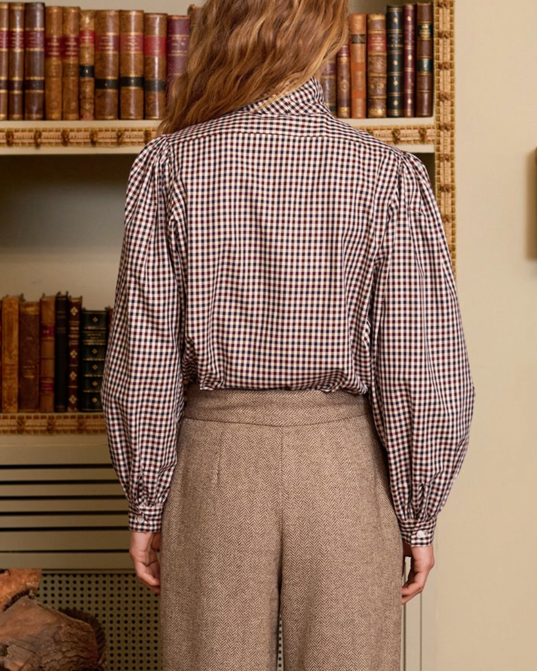 Vue de dos de la chemise Fairytale Merci Paris à motif vichy avec manches bouffantes et détail noué au col