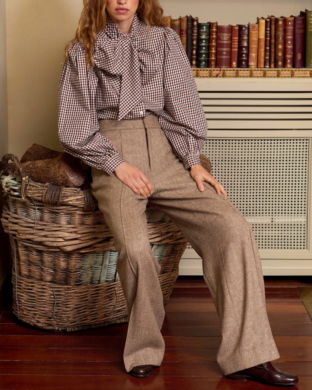 Modèle portant la chemise Fairytale Merci Paris à motif vichy avec manches bouffantes et nœud à l'encolure