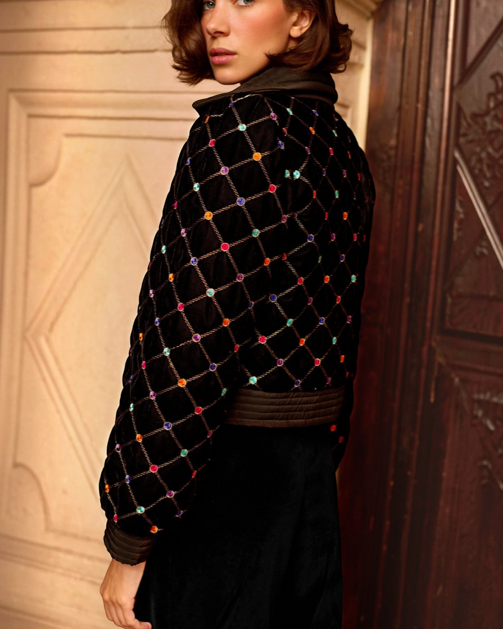 Veste Jaipur noire Merci Paris en velours matelassé avec motif losanges colorés portés par une femme