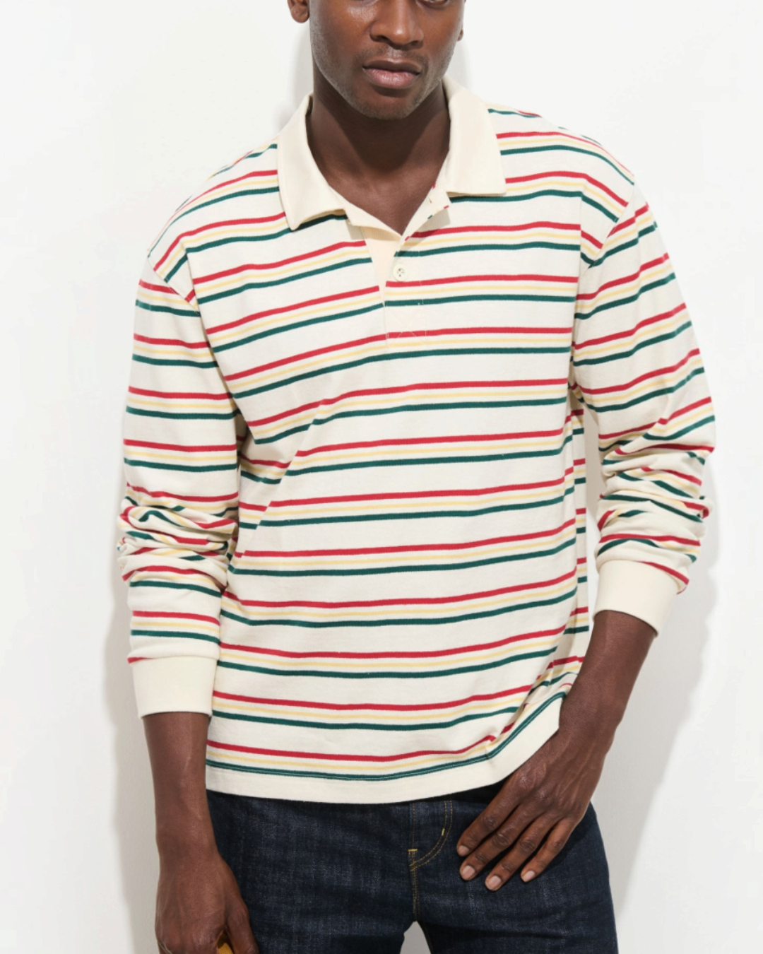 Homme portant le polo Bronx Rugby rayé Merci Paris en jersey de coton ivoire avec col contrasté et coupe ample