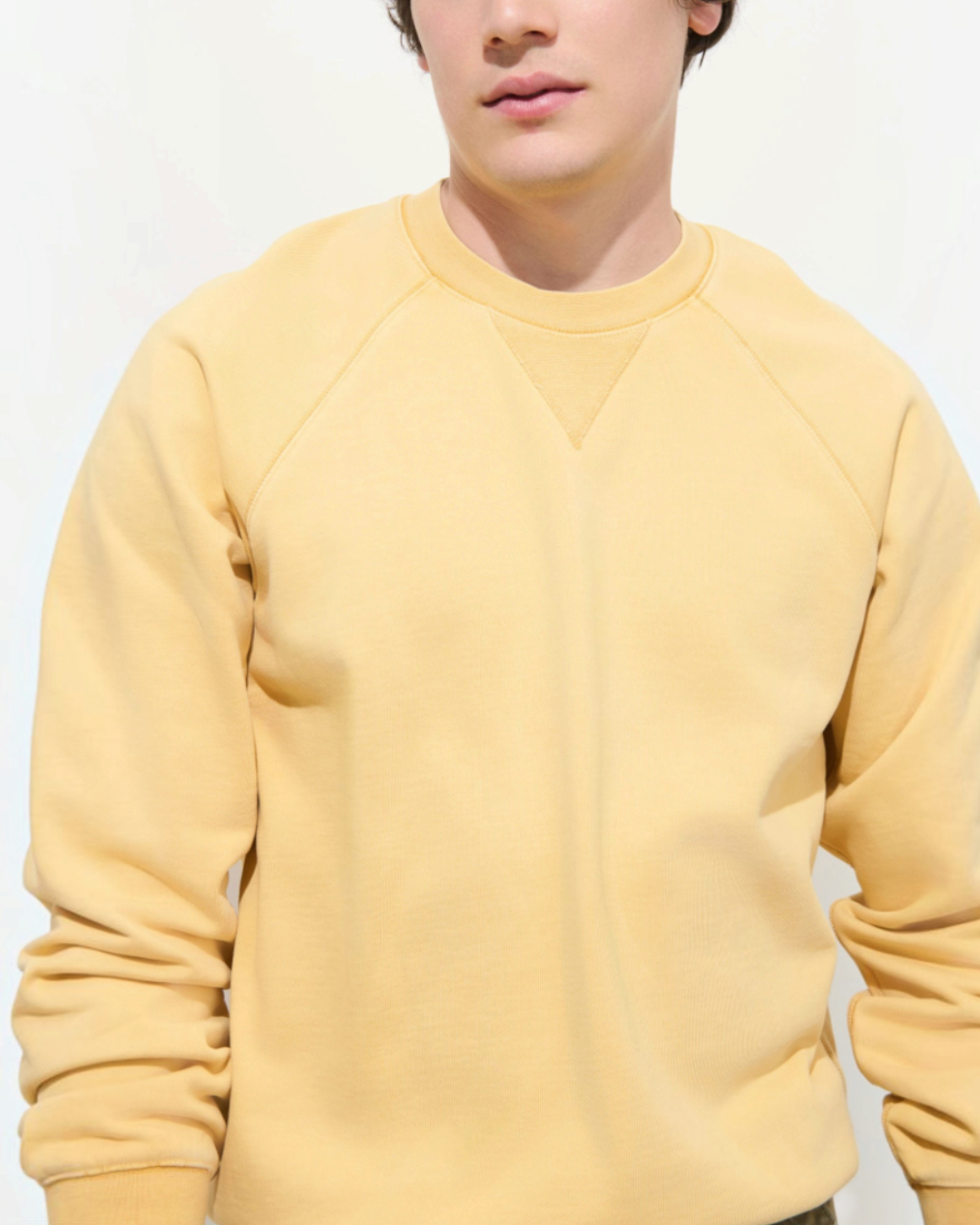 Sweat raglan Merci Paris Alex Mill en molleton de coton jaune beurre avec détail triangulaire vintage à l'encolure