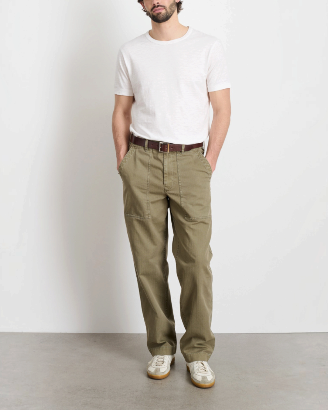 Homme portant le pantalon Field en coton à chevrons couleur olive vintage de la marque Merci Paris