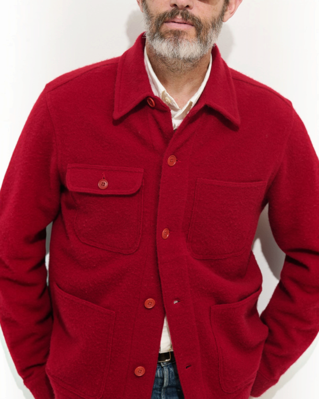 Homme portant une veste de travail Merci Paris Alex Mill rouge en laine mérinos bouillie avec boutons en corozo