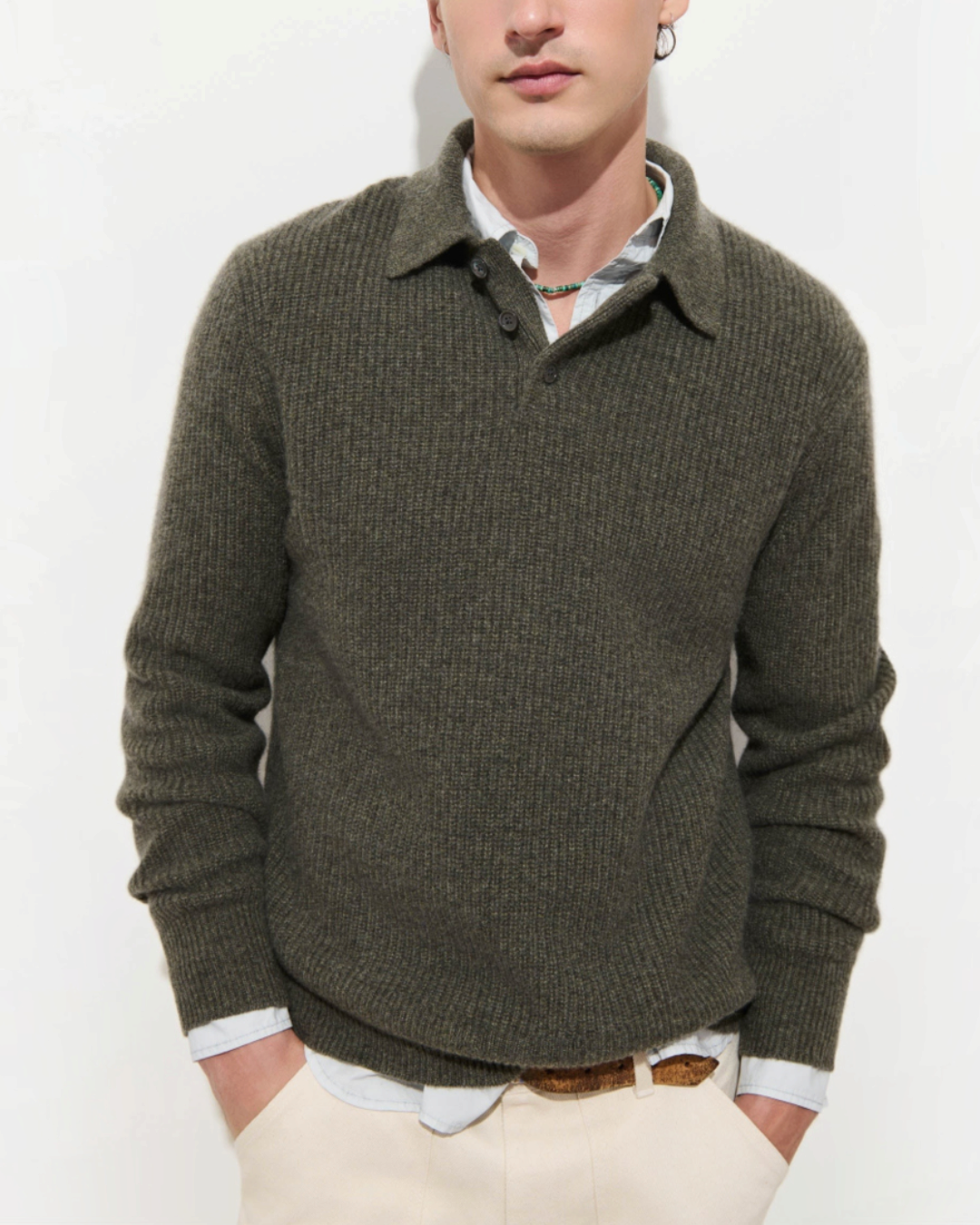 Pull polo Merci Paris Alex Mill en cachemire lavé couleur olive chiné porté par un homme sur fond blanc
