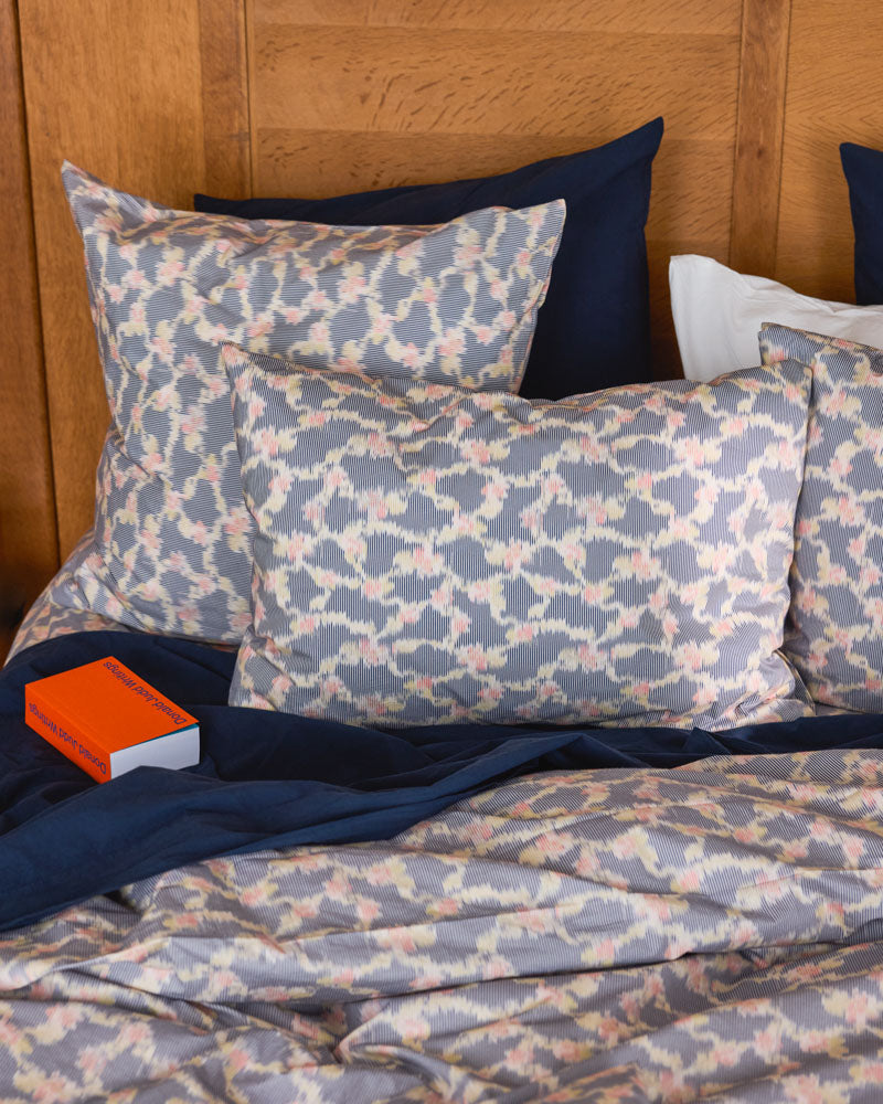 Merci - Parure en percale de coton - Tataki Cerisier — détail et mise en scène