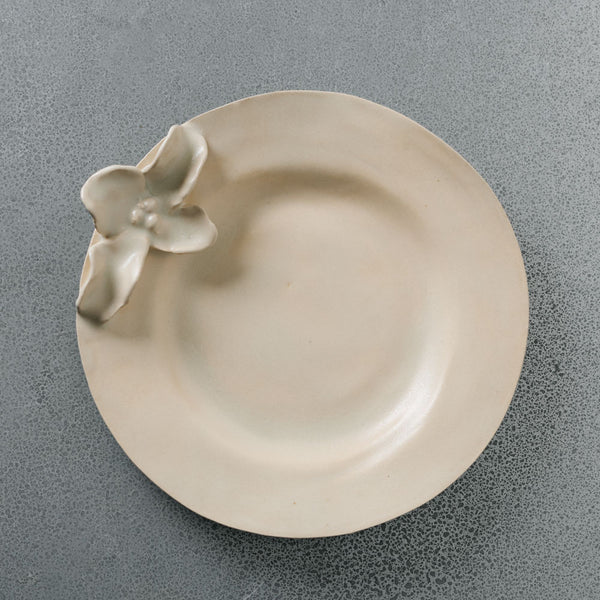 Assiette grande fleur - Blanc Satin
