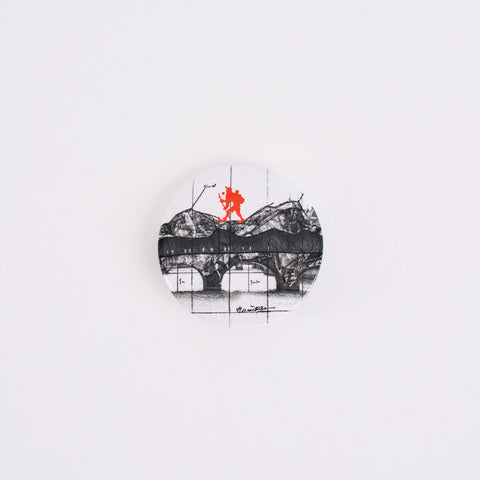 Badge Fusain - La Caverne du Pont-Neuf x Au Vieux Campeur