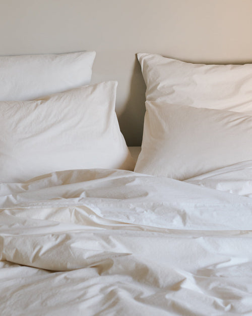 Merci - Parure en percale de coton - Blanc Craie — détail et mise en scène