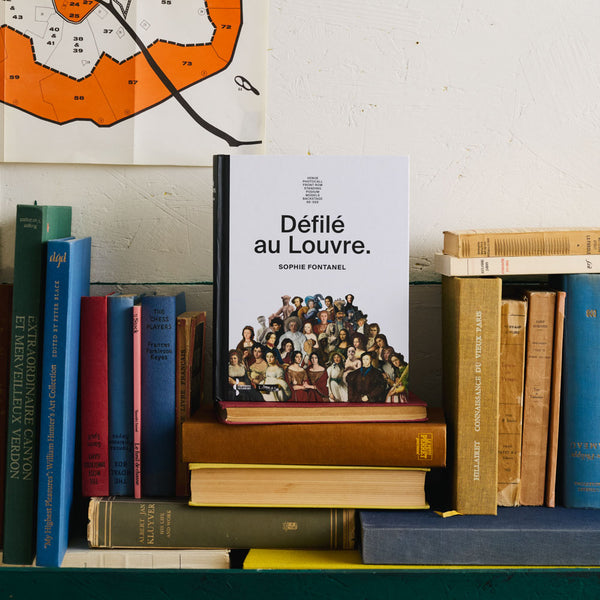 Livre - Defilé au Louvre