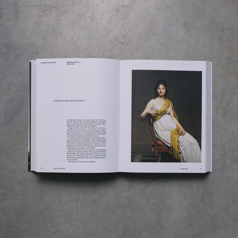 Livre - Defilé au Louvre