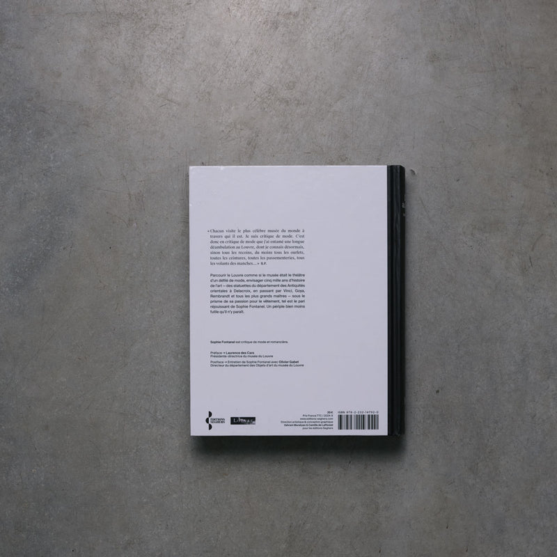 Livre - Defilé au Louvre