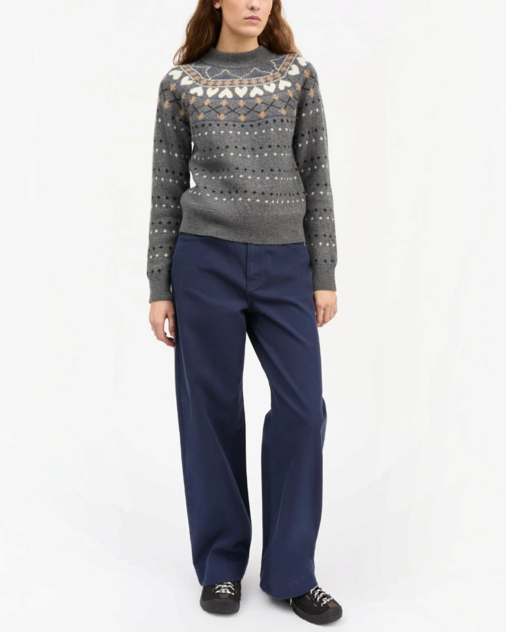Model wearing the Misty sweater in gray recycled merino wool with jacquard pattern from the brand Merci Paris