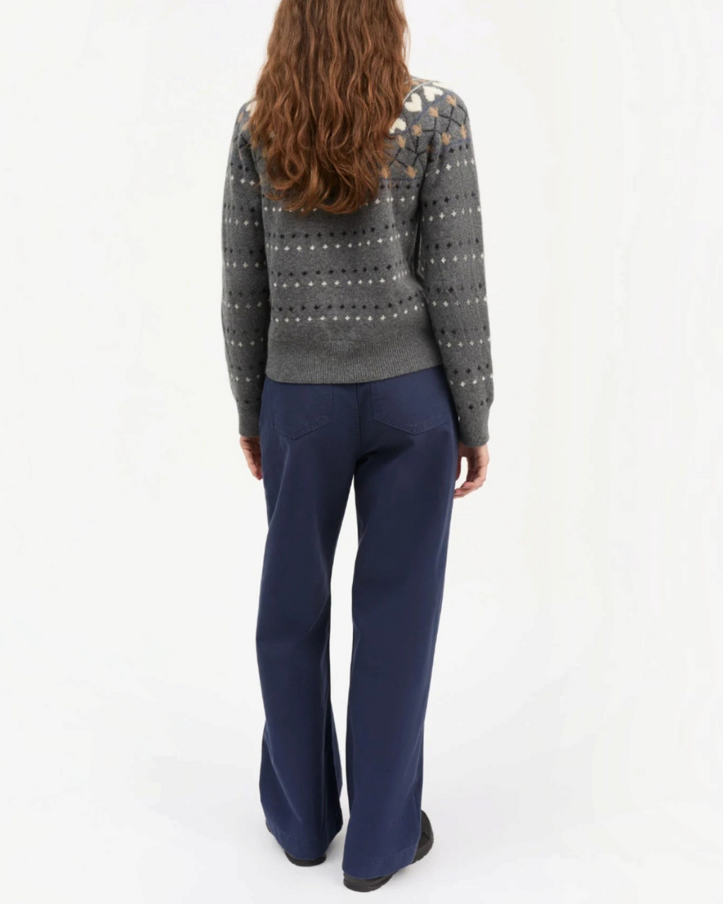 Rear view of the Merci Paris Skall Studio Misty sweater in gray recycled merino wool with jacquard pattern and ribbed finishes