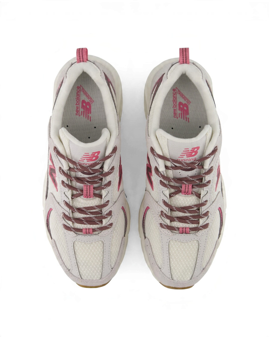 Baskets New Balance 530 Merci Paris gris matter avec détails roses et tige en mesh respirant, vue de dessus