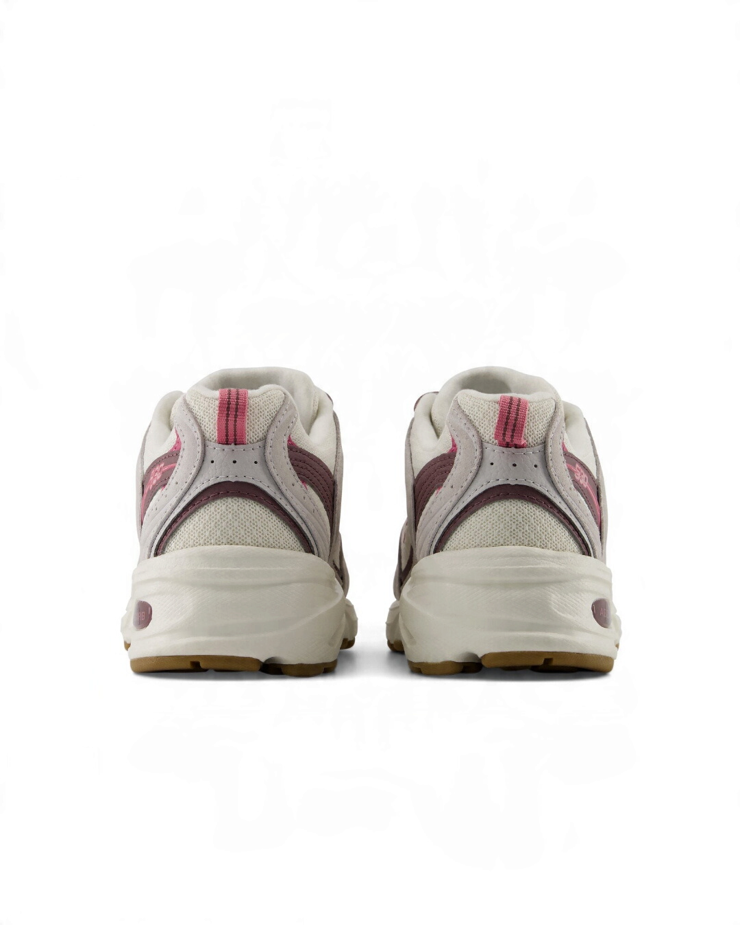 Vue arrière des baskets New Balance 530 Gris Matter avec détails roses et semelle amortissante ABZORB chez Merci Paris