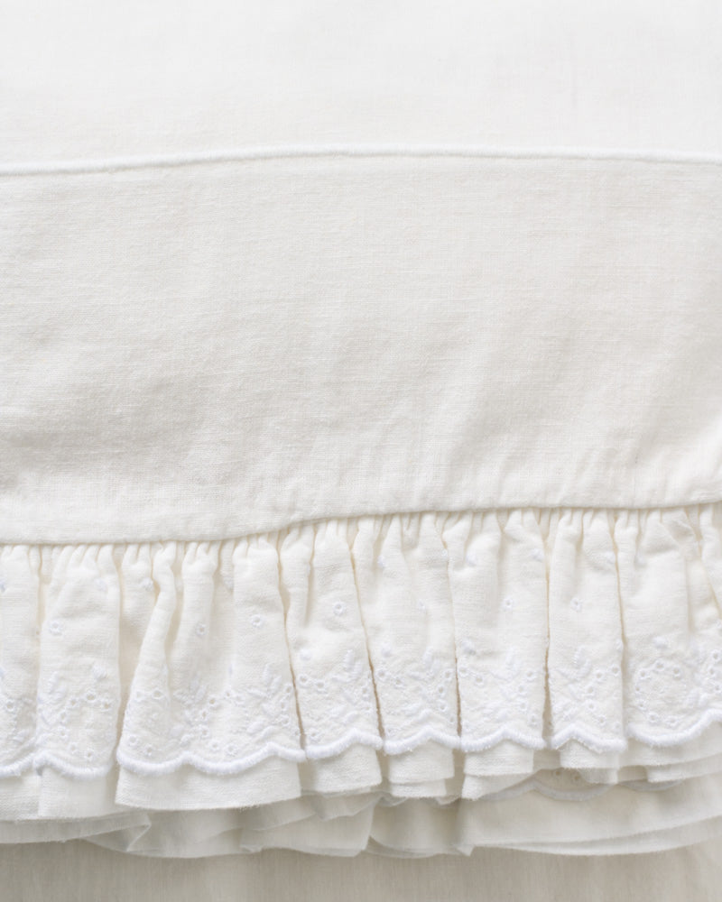Merci - Embroidered linen tablecloth - 02 Eyelet