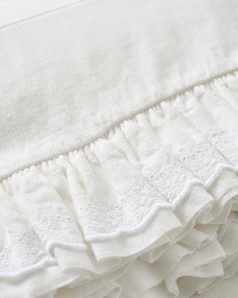 Merci - Embroidered linen tablecloth - 02 Eyelet