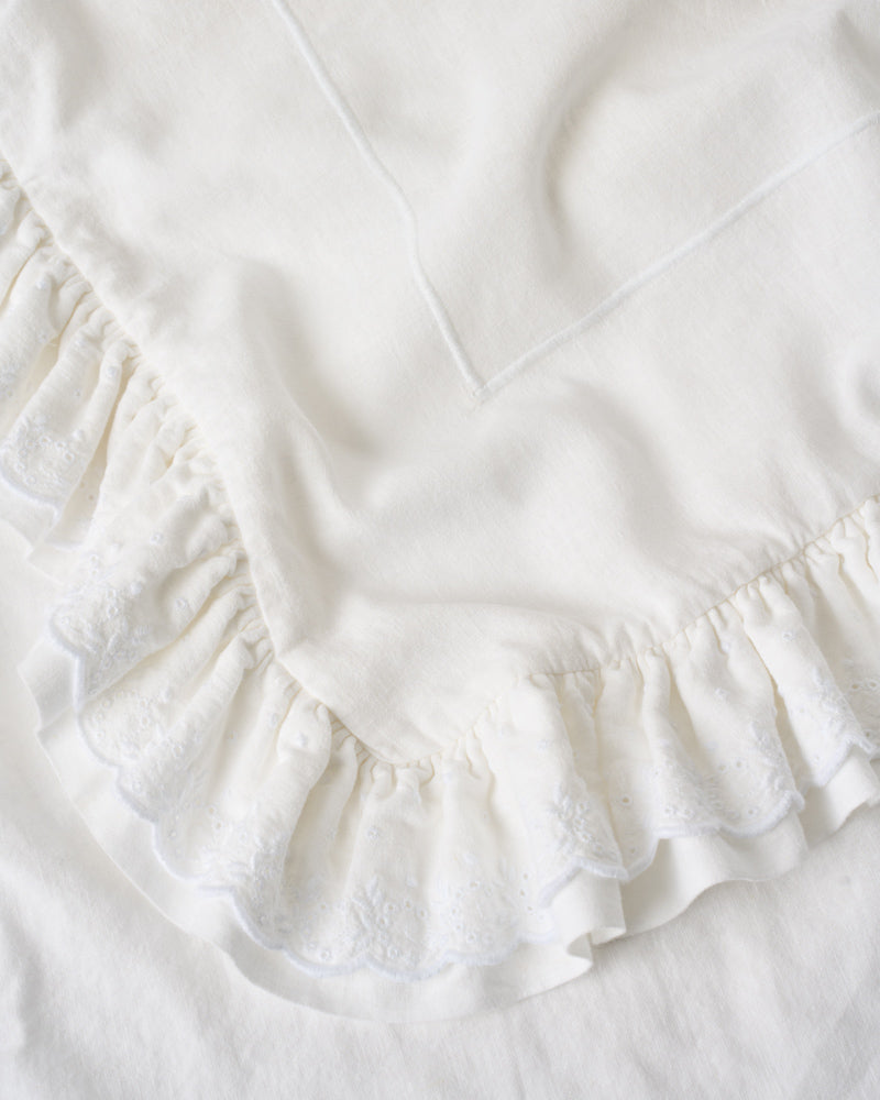 Merci - Embroidered linen tablecloth - 02 Eyelet