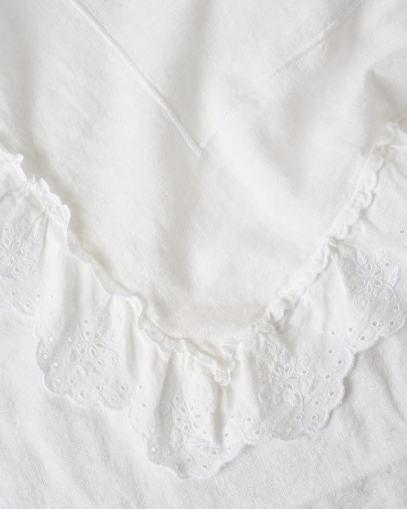 Merci - Embroidered linen tablecloth - 03 Openwork