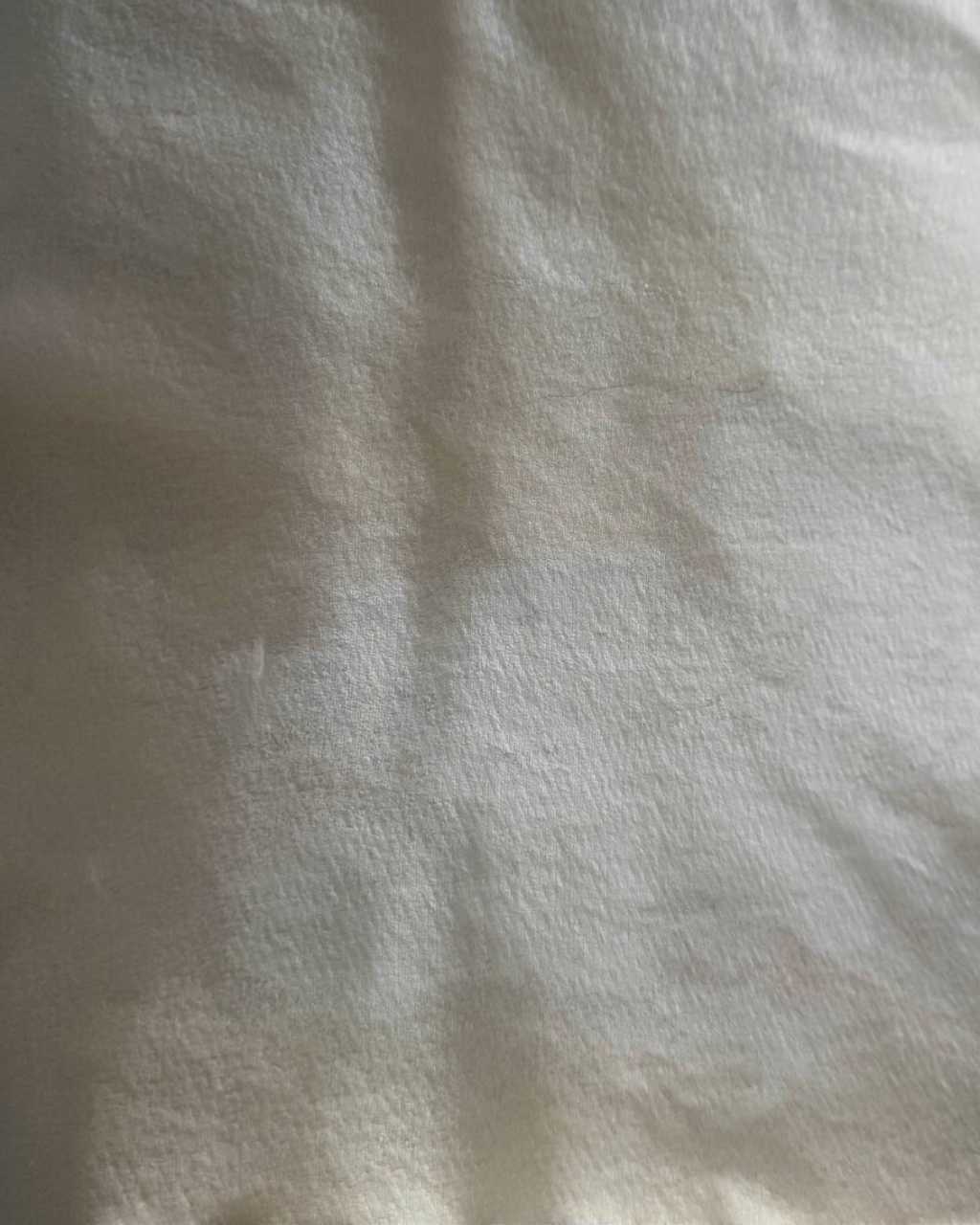 Gros plan sur le tissu japonais off white du pantalon P71 Carpenter de Merci Paris, montrant sa texture douce et fluide