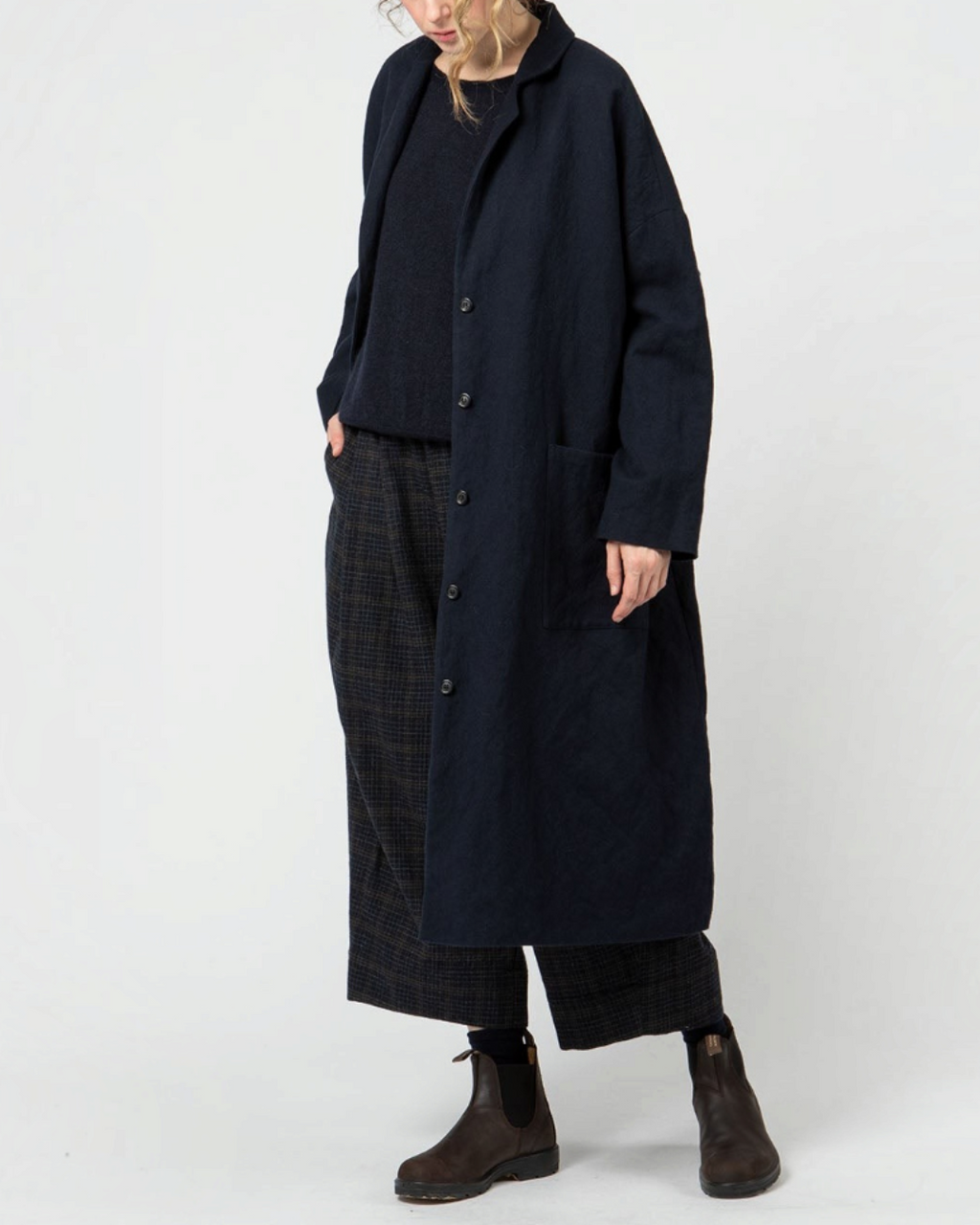 Manteau long bleu extra-ample Apuntob chez Merci Paris avec col chemise et grandes poches plaquées