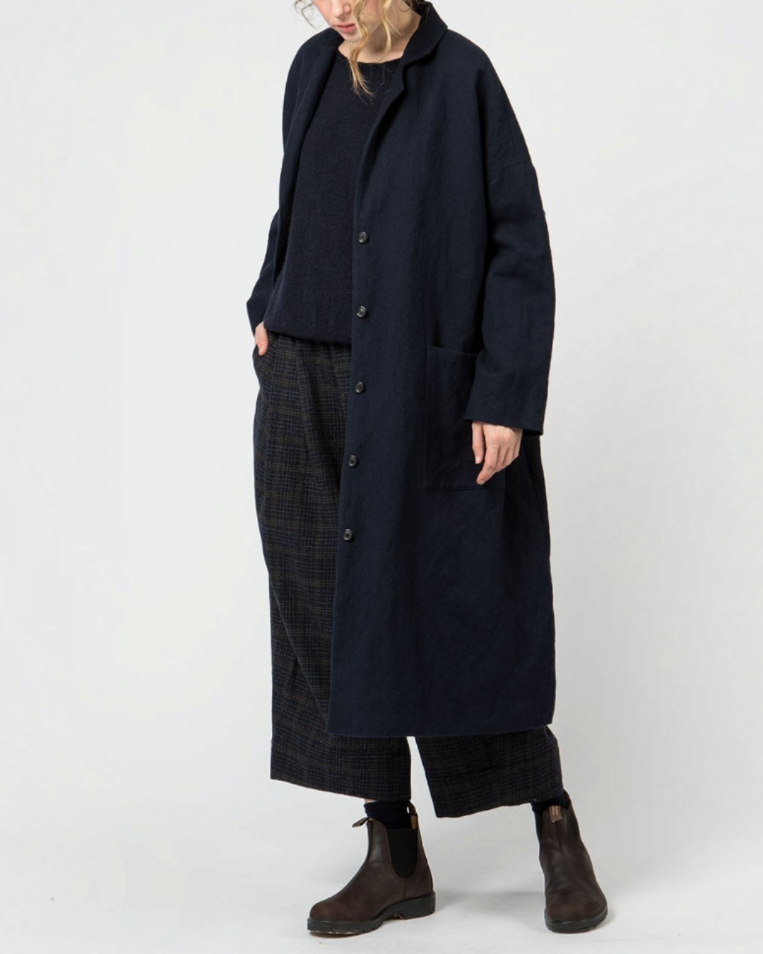 Manteau long bleu extra-ample Apuntob chez Merci Paris avec col chemise et grandes poches plaquées