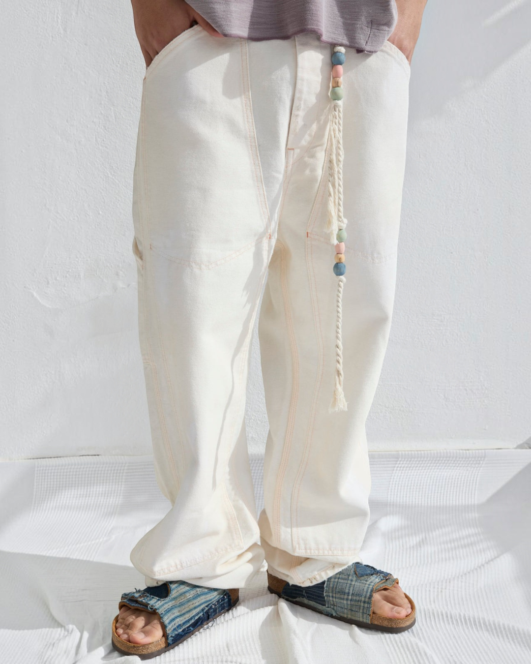 Pantalon Carpenter Merci Paris Dr Collectors blanc cassé en tissu japonais avec ceinture en corde et perles en bois