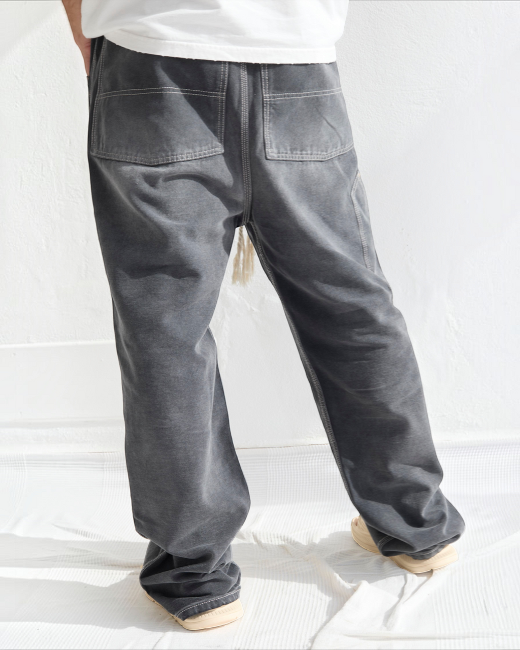 Vue arrière du pantalon Merci Paris Dr Collectors P71 Carpenter noir smoke avec poches plaquées et surpiqûres