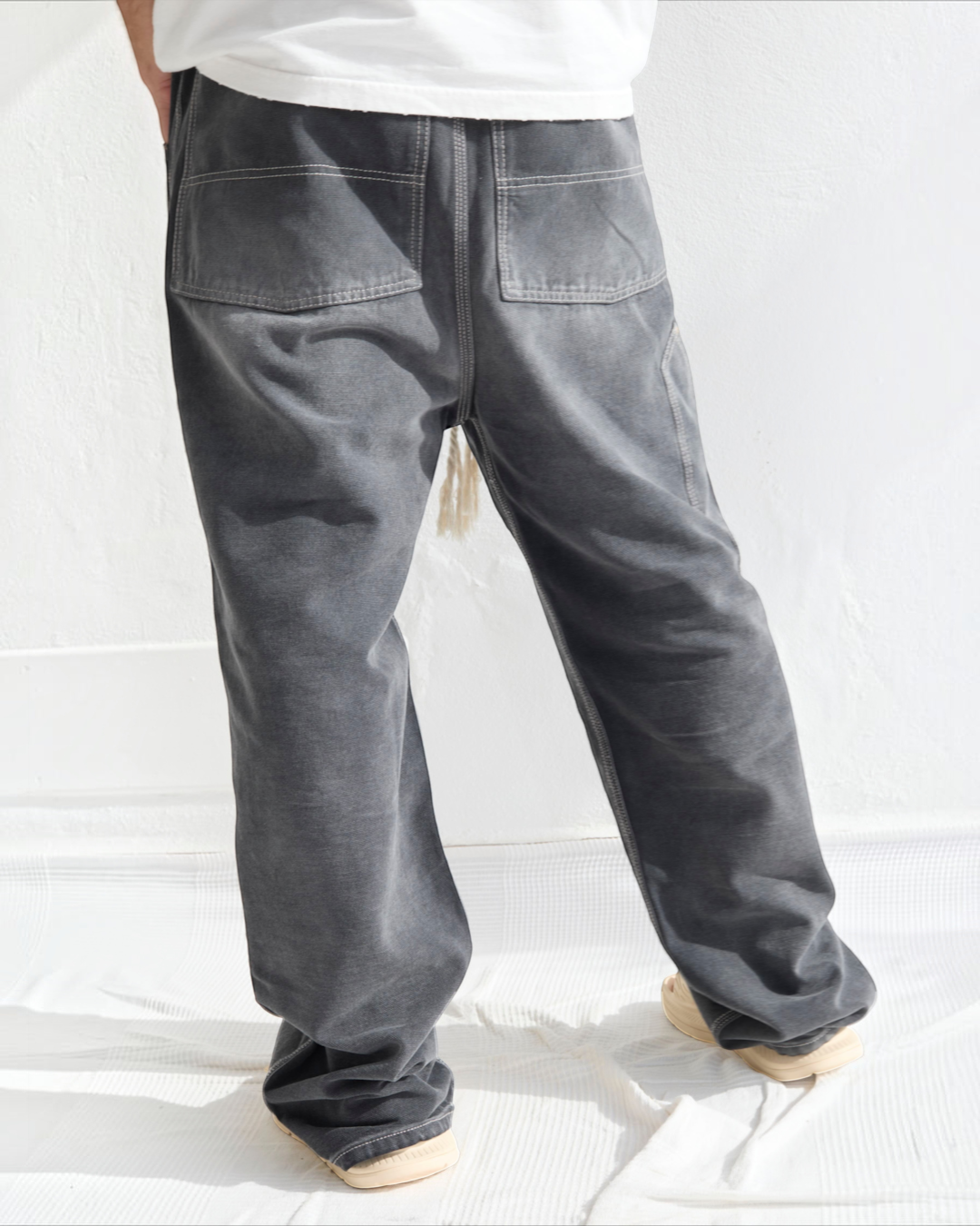 Vue arrière du pantalon Merci Paris Dr Collectors P71 Carpenter noir smoke avec poches plaquées et surpiqûres