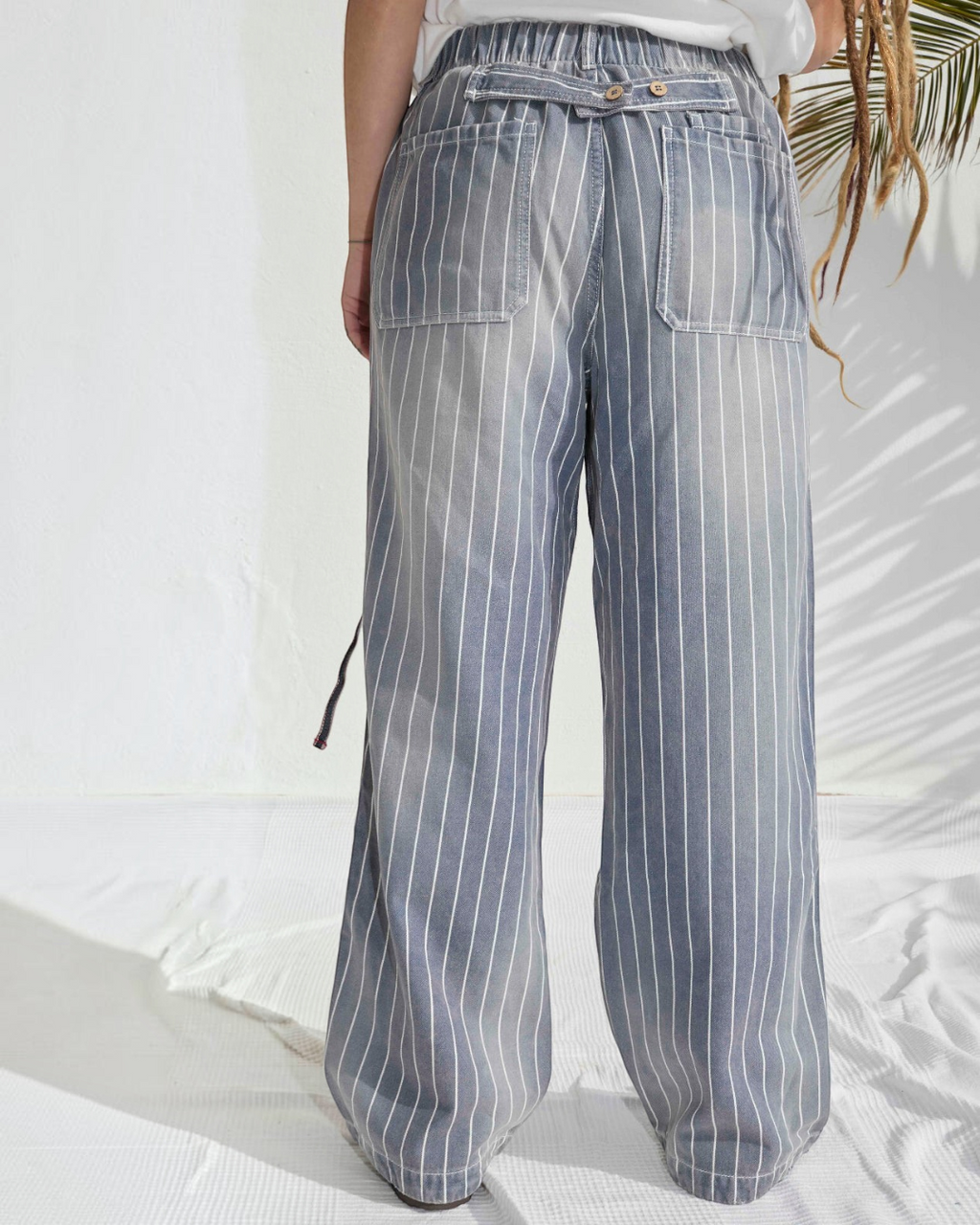 Vue arrière du pantalon Merci Paris Dr Collectors P85 HBT en coton indigo rayé avec taille élastique et poches