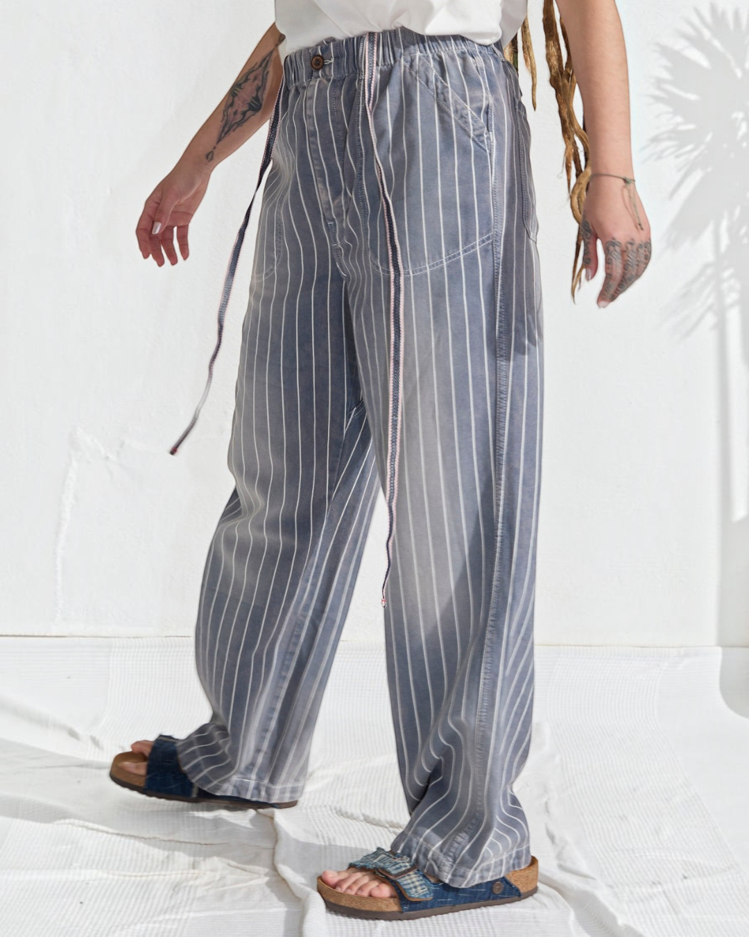 Pantalon Merci Paris Dr Collectors P85 HBT bleu marine à rayures, coupe ample en coton indigo délavé avec cordon