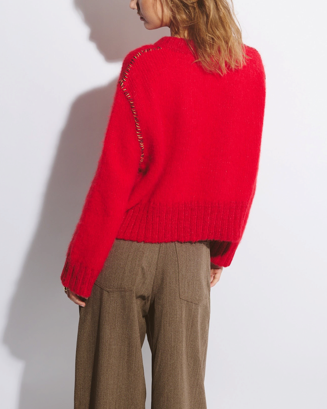 Pull Merci Paris Trama Passy rouge en laine d'alpaga brossée avec broderies artisanales sur les épaules