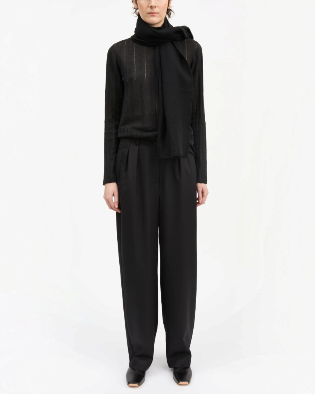 Modèle portant le pantalon Painter noir en laine de Skall Studio chez Merci Paris, coupe large et taille semi-haute.