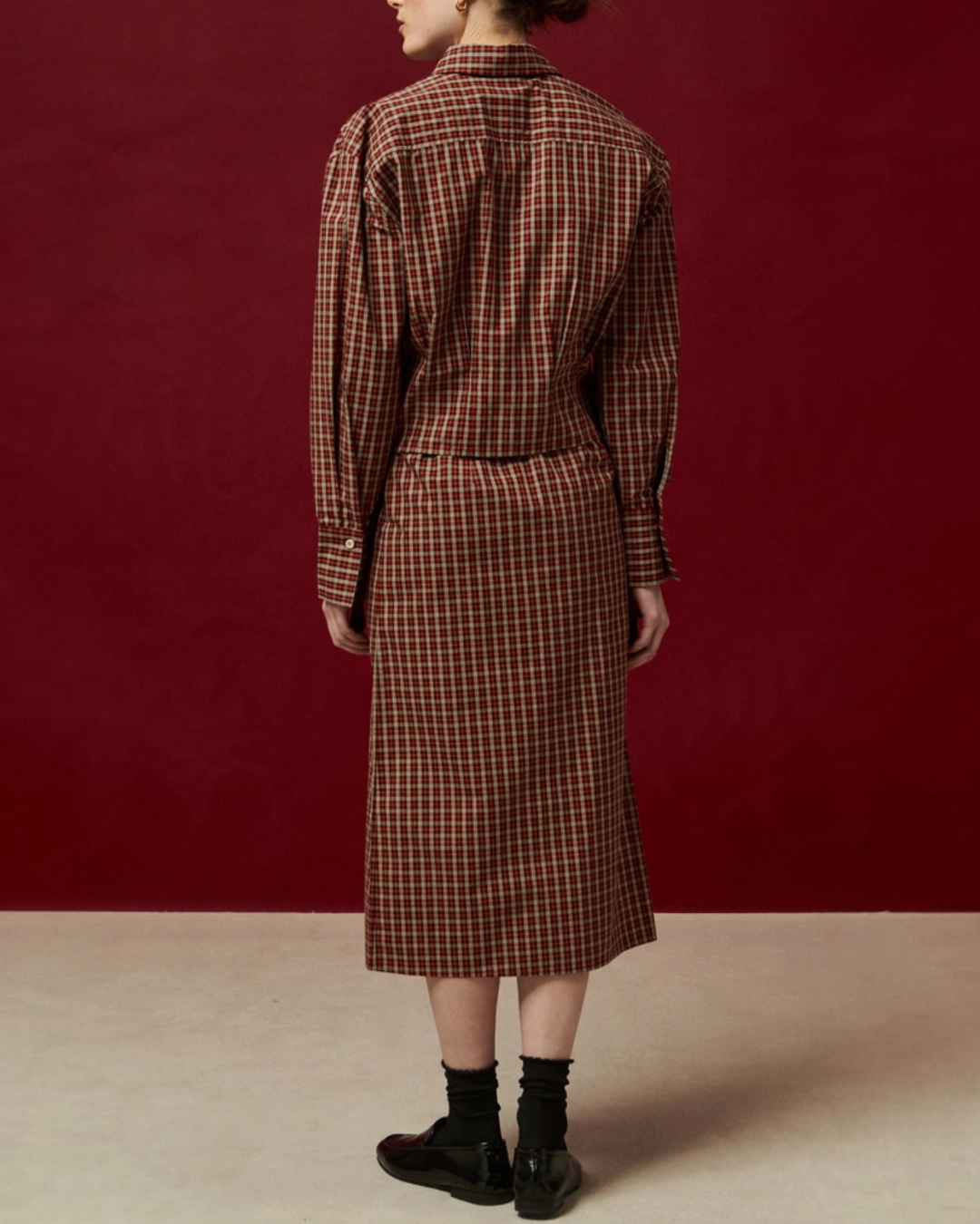 Merci Paris Belle Pièce jupe midi Pamela en coton à carreaux couleur spice portée de dos avec une chemise assortie