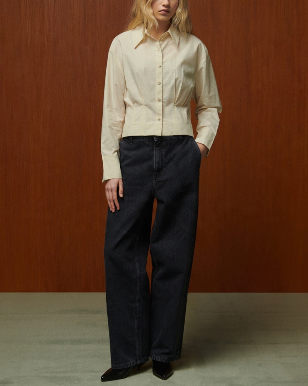 Modèle portant la chemise courte Idris en popeline de coton beige latte de la marque Merci Paris avec un pantalon