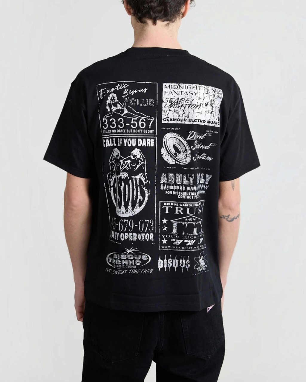 Homme portant un t-shirt noir Merci Paris Bisous Skateboard en coton avec imprimés graphiques rétro au dos