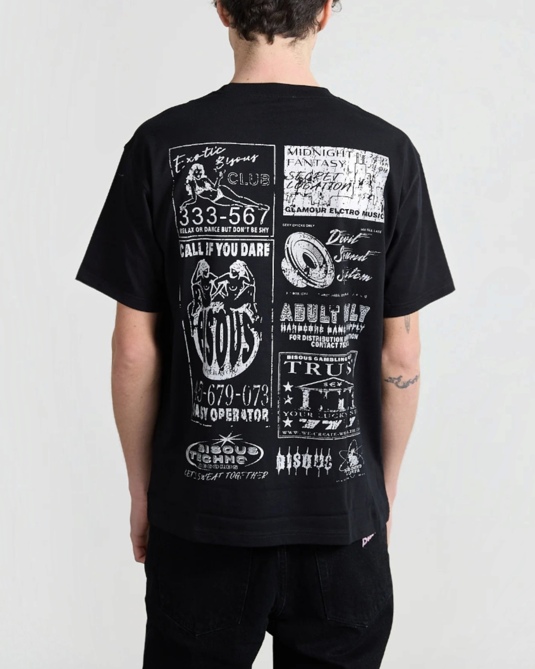 Homme portant un t-shirt noir Merci Paris Bisous Skateboard en coton avec imprimés graphiques rétro au dos