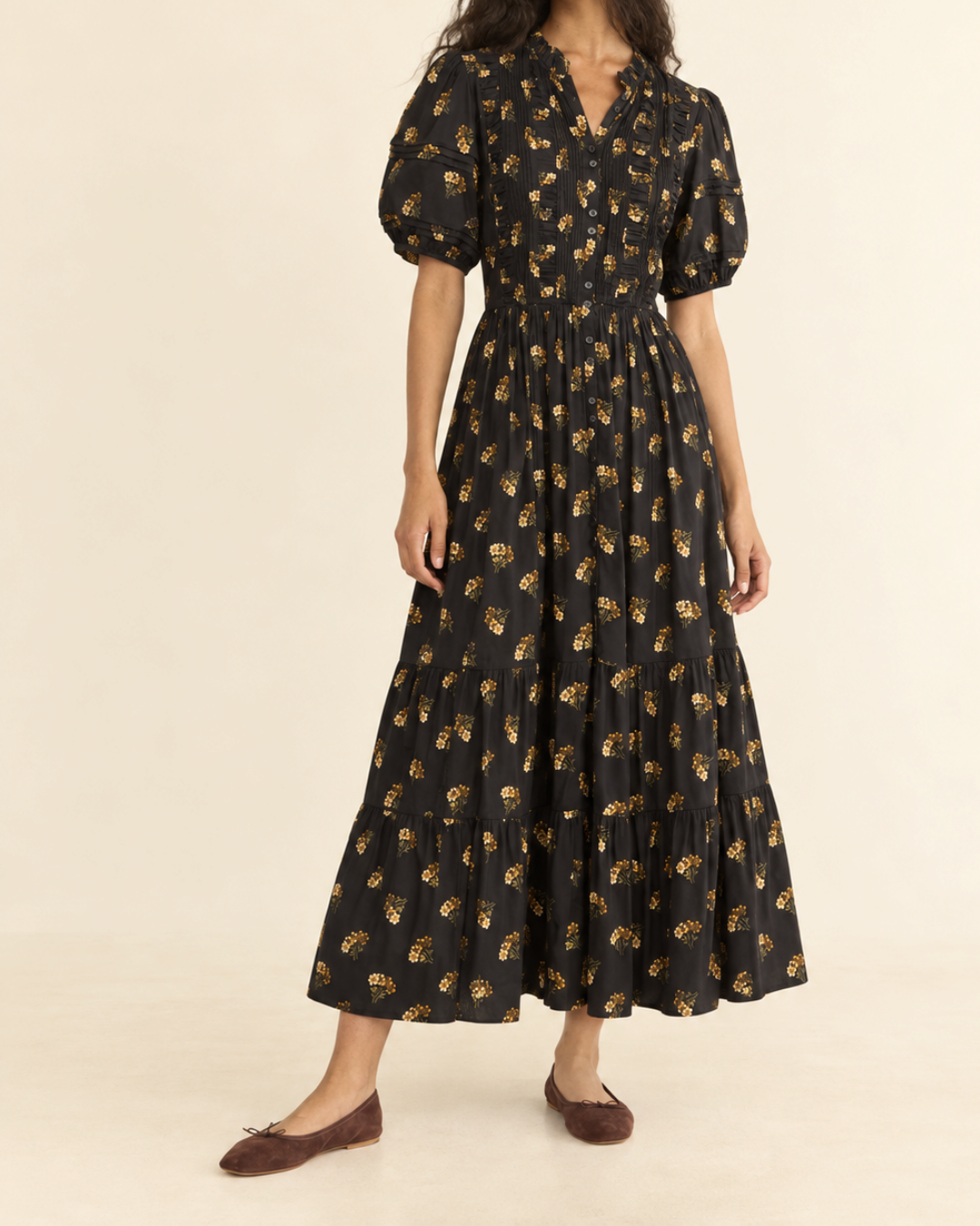 Modèle portant la robe midi Merci Paris Dôen Haleigh noire à imprimé floral, manches bouffantes et jupe à volants